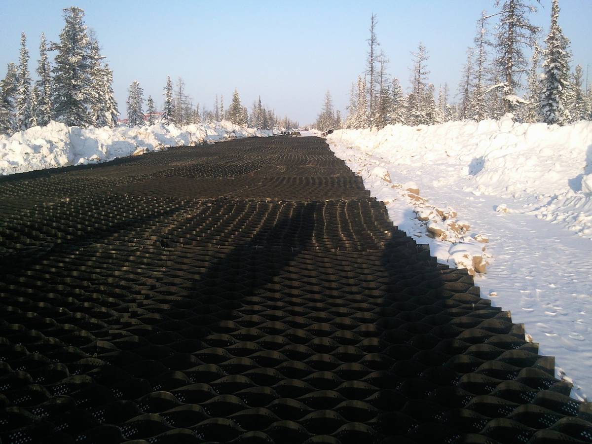 Reinforcement of a road embankment during the construction of an access road at a gas condensate field