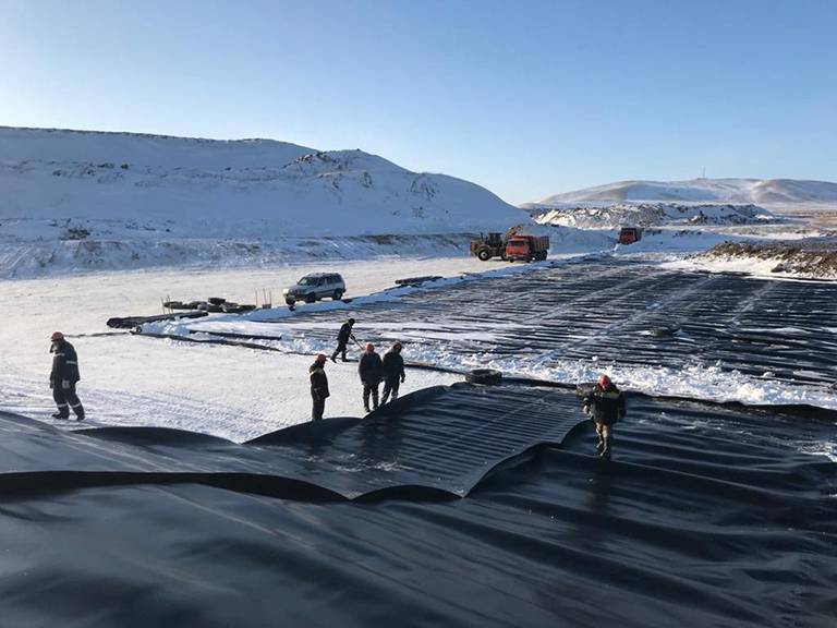 Installation of a seepage barrier for a spent ore stockpile