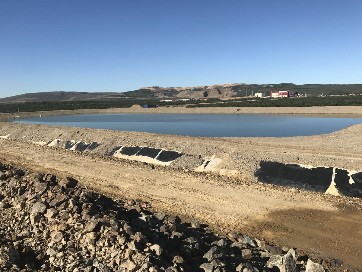 Waterproofing of the base and slopes of a settling pond
