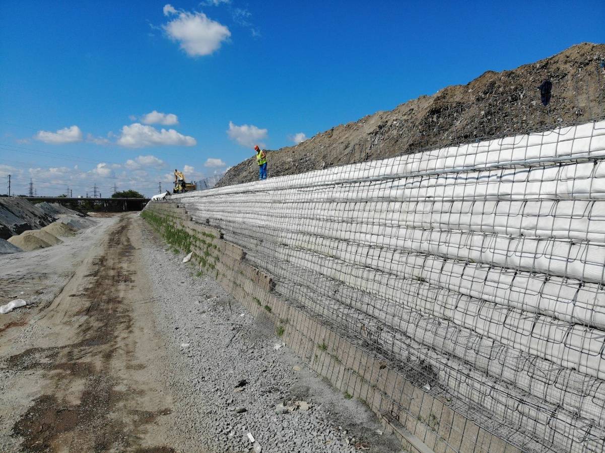 Reinforced-soil retaining wall at a landfill in Chelyabinsk