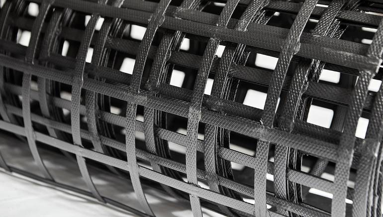 Bank reinforcement with geogrid