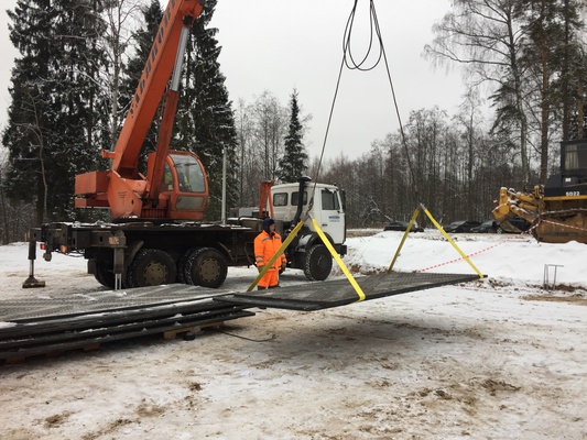 Construction of an access road and platform for positioning heavy equipment in off-road conditions