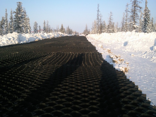 Reinforcement of a road embankment during the construction of an access road at a gas condensate field