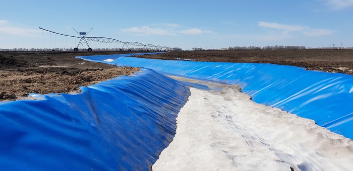Seepage barrier for an irrigation canal