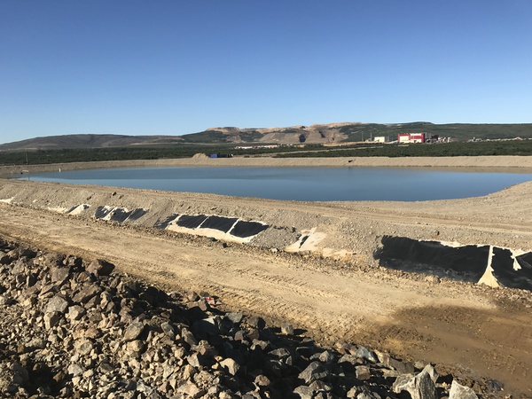 Waterproofing of the base and slopes of a settling pond