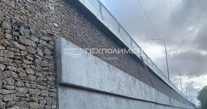 Retaining wall on the M12 motorway built with gabions and TEXPOLIMER geosynthetics: RD geogrid, geomembrane and geotextile.