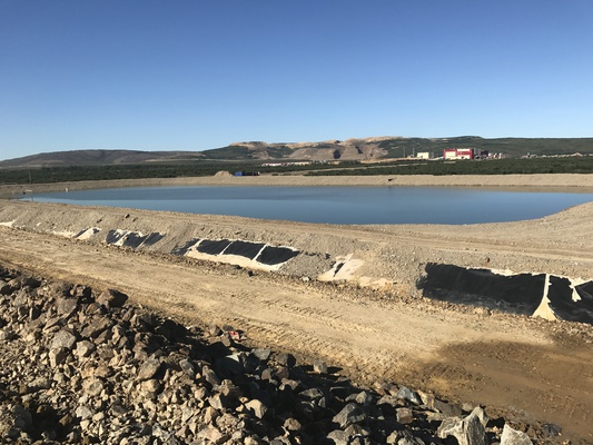 Waterproofing of the base and slopes of a settling pond