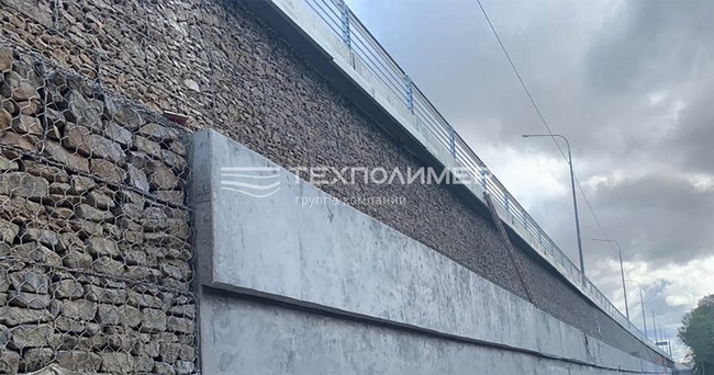 Retaining wall on the M12 motorway built with gabions and TechPolymer geosynthetics: RD geogrid, geomembrane and geotextile.